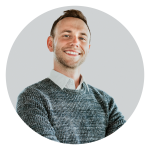 homem-sorridente-adesivo-png-cracha-redondo-fundo-transparente