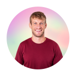 homem-sorridente-com-barba-cracha-redondo-fundo-transparente